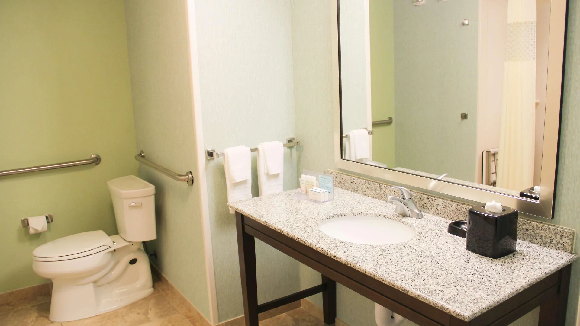 מלון Hampton Inn & Suites דסטין