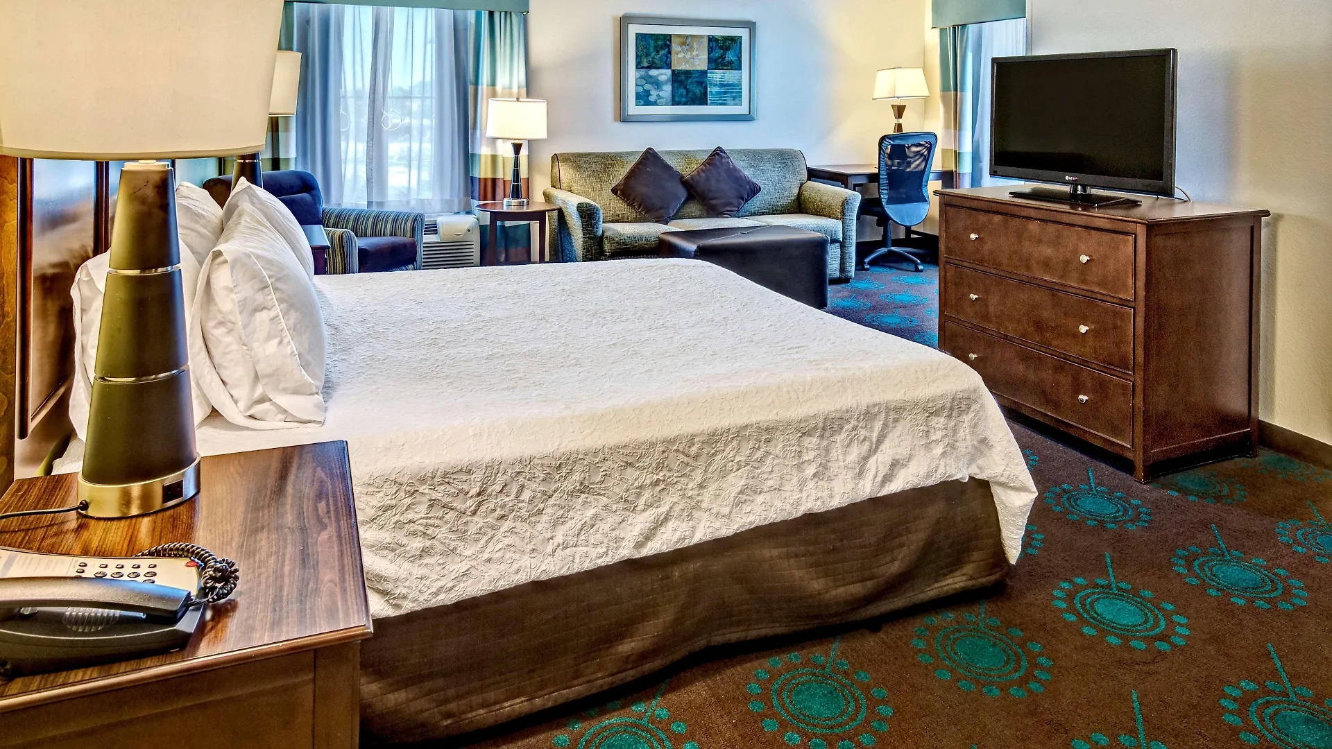 Hampton Inn & Suites דסטין מלון