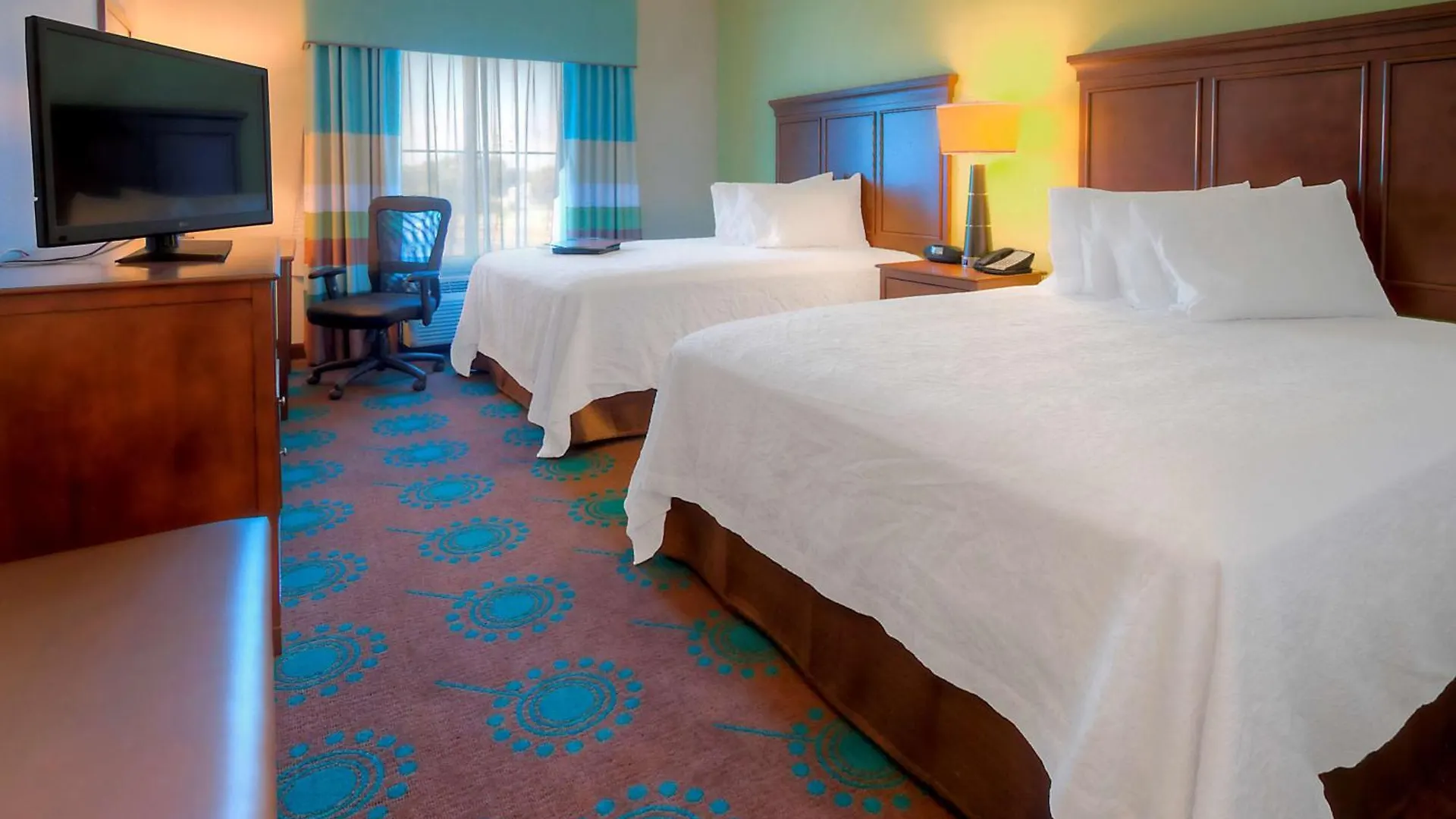 Hampton Inn & Suites דסטין מלון