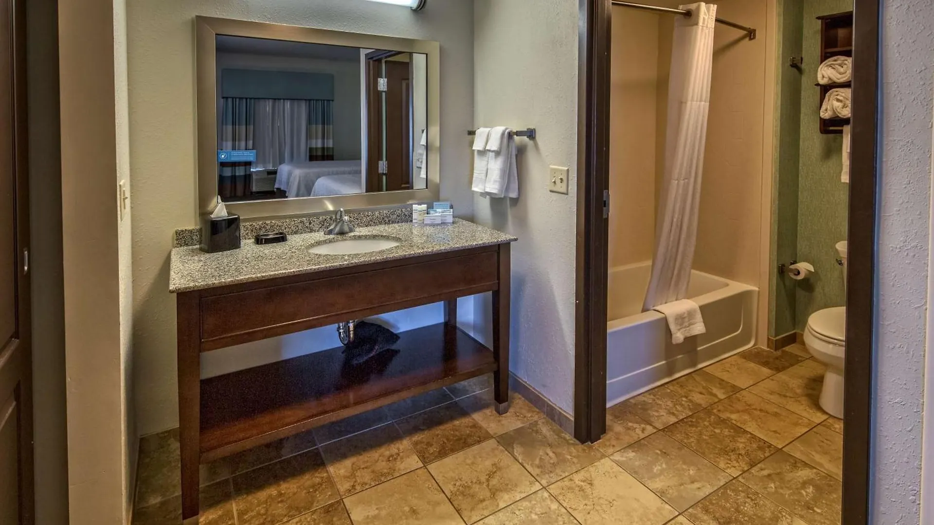 Hampton Inn & Suites דסטין מלון