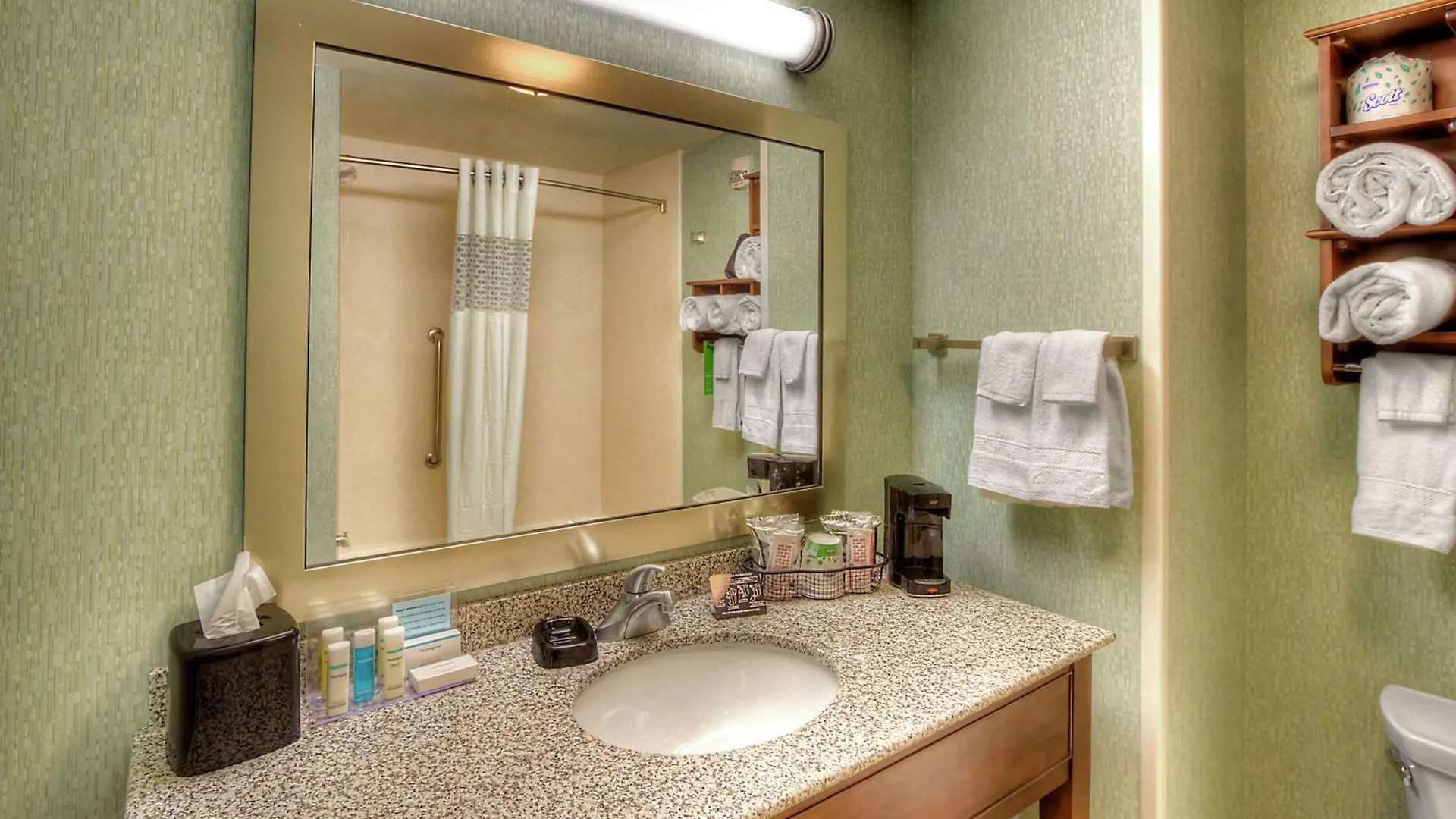 Hampton Inn & Suites דסטין