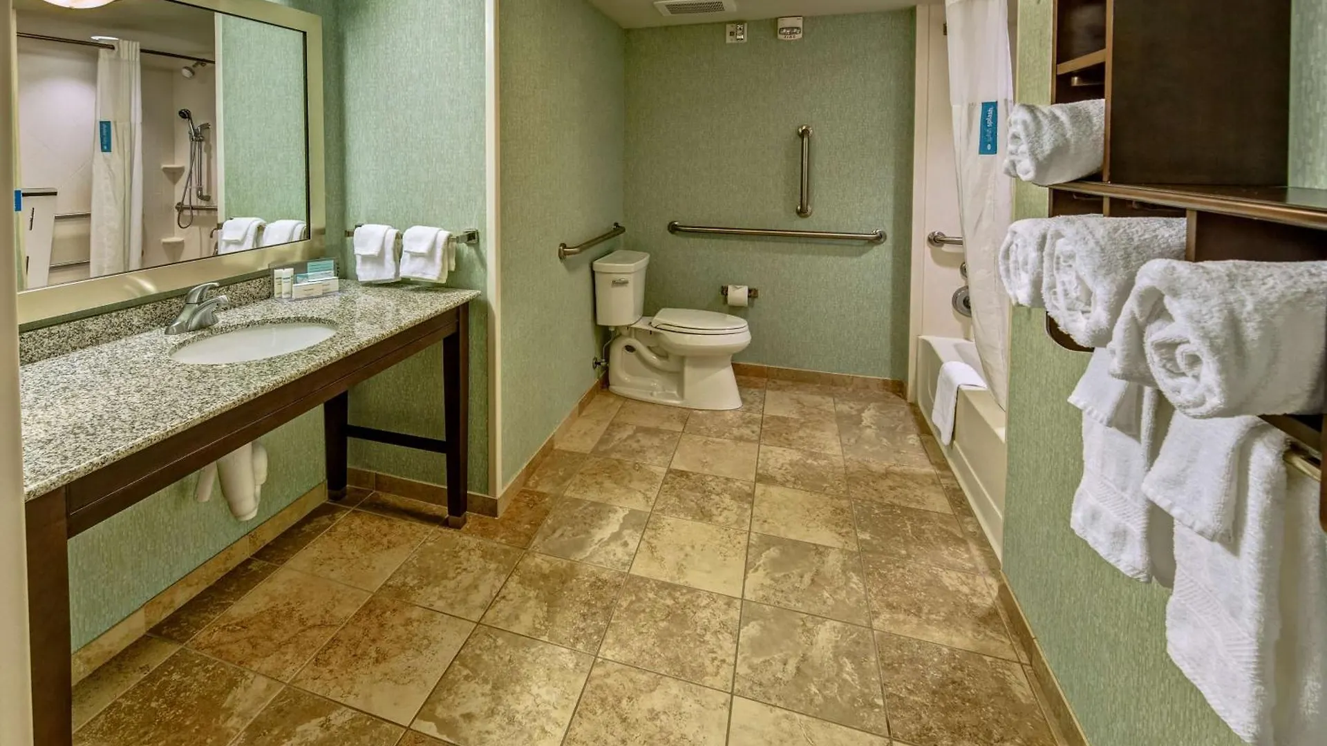 Hampton Inn & Suites דסטין