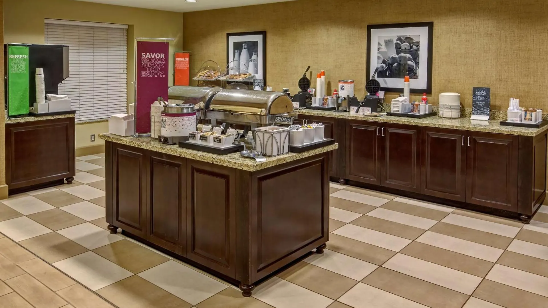 Hampton Inn & Suites דסטין מלון