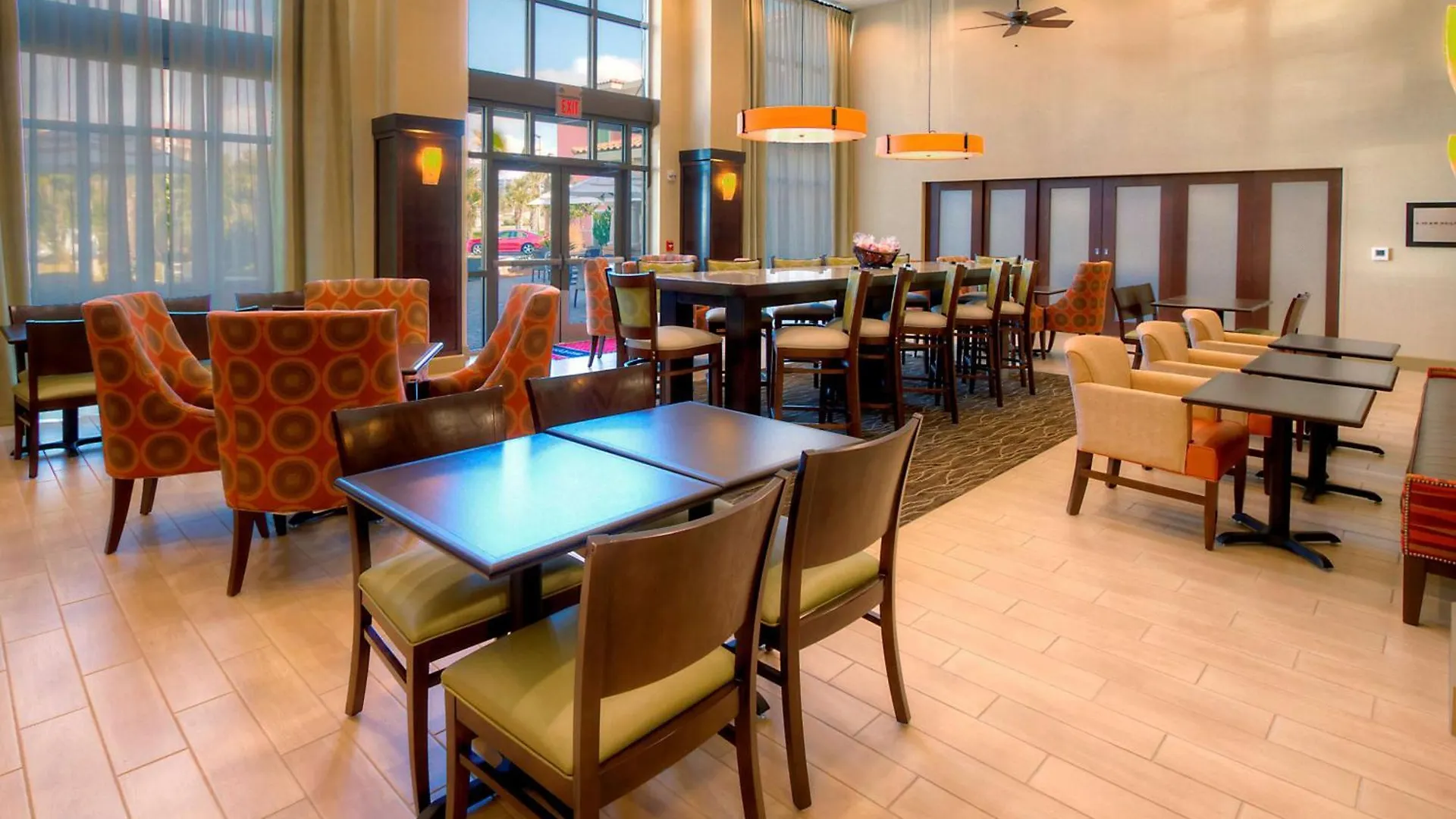 Hampton Inn & Suites דסטין 3*,